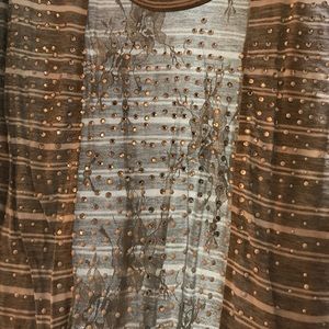 Beautiful embellished BKE buckle brand top!